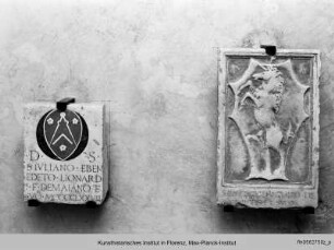 Grabplattenfragment mit Wappen von Iuliano, Benedetto und Leonardo di Maiano und Wappen mit einem Einhorn