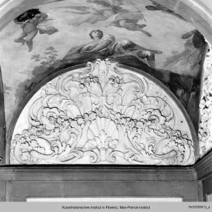 Stuckdekoration im Palazzo Orlandini del Beccuto mit Wappen-Relief