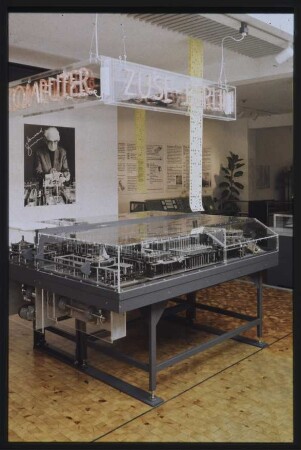 Mechanischer Rechner Z1 in der Ausstellung mit Porträt von Konrad Zuse
