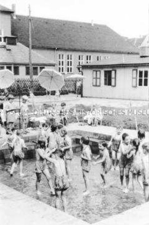 In Wasserbecken spielende Kinder im Kindergarten der Deutschen Reichsbahn Stendal