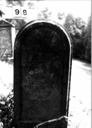 Grabstein 98 (Index: 100108381) Maße HxBxT: 160x57x18 cm Symbolik: Stern über Text: Grabstein 98