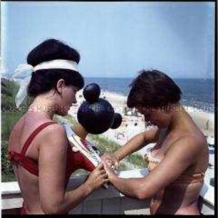 Zwei junge Frauen am Ostsee-Strand
