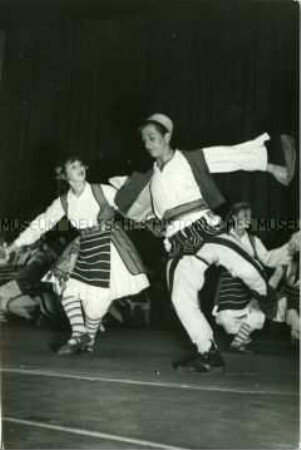Tanzvorführung der Albaner im Deutschen Theater bei den Weltfestspielen in Berlin