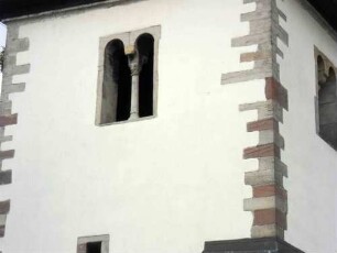 Soisdorf-Kirchturm von Osten (romanischer Chorturm)-oberes Geschoss mit Biforium (unterteilt durch eingestellte Rundsäule mit Würfelkapitell)