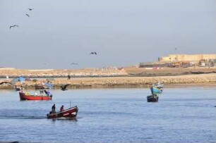 Fischerboote in Rabat : Fischerboote kehren vom Atlantik nach Rabat zurück, aufgenommen am 06.11.2008
