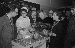 Messebesucher im Ausstellungspavillon der Niederlande, Präsentation von medizinischen Inkubatoren