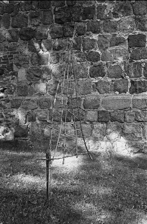 In Fürstenwerder an der Kirche : In Fürstenwerder an der Kirche; Plastik von Ralf-Dieter Schulz