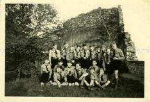 Hitlerjungen mit Anführer vor Burgruine