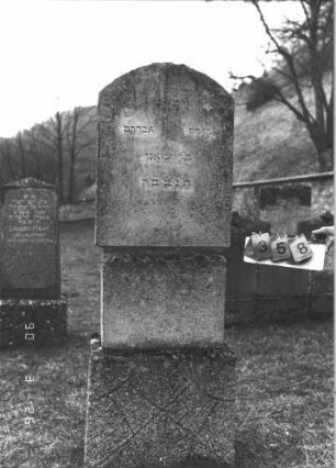 Grabstein 358 (Index: 100009510) Maße HxBxT: 190x61x21 cm Besonderheit: Doppelgrab (für Eheleute?): Grabstein 358