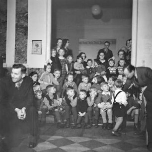 Gruppenbildnis von Kindern, Kinderfest zur Weihnachtszeit