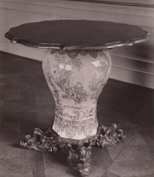 Tisch mit Fayence-Vase als Gestell : Dresden, Residenzschloss, Tisch mit Fayence-Vase als Gestell im Schlafzimmer der Königin