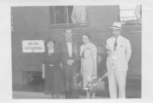 Ankara. Bahnhof. Die Bildhauerin und drei weitere Reisende vor dem Zug Ankara-Haydarpasa