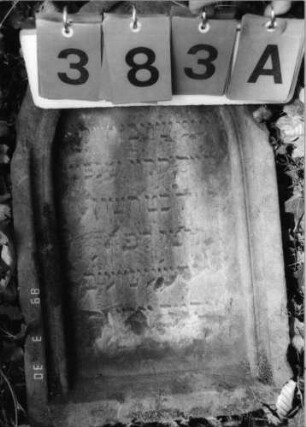 Grabstein 383 (Index: 99792090) Material: Sandstein Zustand: verwittert mit Textverlust, Stele liegend Maße HxBxT: 62x36x14 cm Beschreibung: Stele, Spitzbogenabschluß, Schriftfeld eingetieft: Grabstein 383A