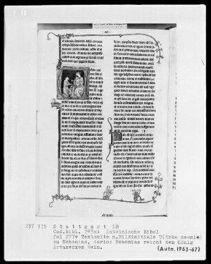 Lateinische Bibel, drei Bände — Initiale V (erba neemie) mit Nehemias reicht Ataxerxes Wein, Folio 277verso