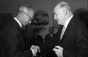 Freiburg: Amerikahaus, Übergabe eines Bibliothekswagens, Consul Charles Chamberlein