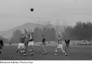 Handballspieler bei einem Spiel auf dem Feld der Sportschule