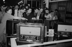 Ausstellungshalle VII, VEB Rundfunk- und Fernmelde-Technik (RFT), Präsentation von Radiogeräten