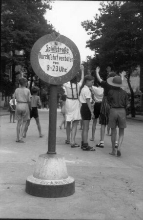 Berlin. Kindergruppe am Hinweisschild einer Spielstraße