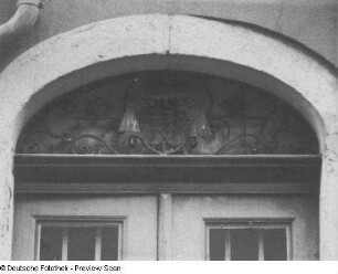 Bautzen, Hintere Reichenstraße 2. Wohnhaus mit Gaststätte "Karasek" (vor 1634). Portal. Detail: Schmiedeeisernes Oberlichtgitter (1742)