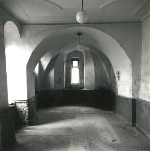 Cossebaude, Talstraße 7a. Steinernes Haus (Wohnhaus mit Kapelle) (1200/19009. Kapelle. Blick zum Chor