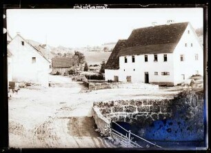 Dorfstraße mit Steinbrücke