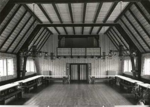 Dorfhaus in Tellerhäuser : Dorfgemeinschaftshaus in Tellerhäuser. Inneres, Blick von der Bühne zur Saaltür und Empore
