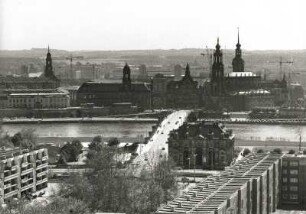 Dresden. Blick vom Turm der Dreikönigskirche über Blockhaus und Augustusbrücke gegen die Altstadt nach Südsüdwesten