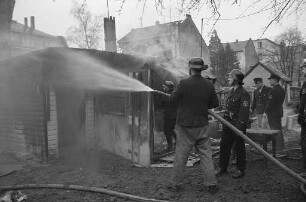 Brand in einer Gärtnerhütte im Hinterhof des Hauses Reinhold-Frank-Straße 58.
