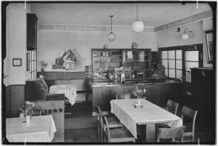 Ferienheim Terrassenhof, Pfaffendorf. Speiseraum mit Theke