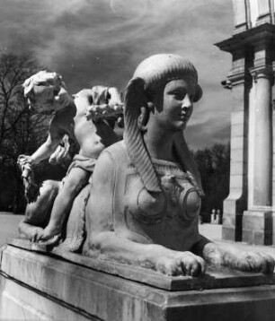 Sphinx mit Putto : Sphinx mit Putto. Stein (1725/1750; R. Frémin). San Ildefonso, Garten des Palacio Real