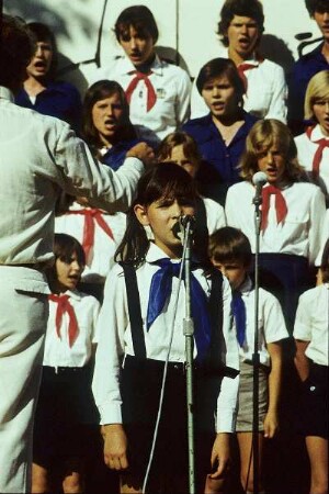 DDR. Kinder- und Jugendchor in Pionier- und FDJ-Kleidung