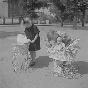 Berlin. Mädchen mit Puppenwagen