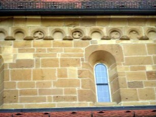 Hauptschiff Nordseite Bogenfries mit Flachreliefs