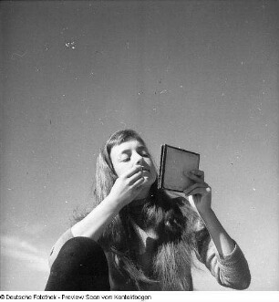 Ostsee; Gisela mit Reifen, beim Sprung