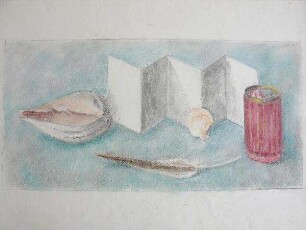 Komposition mit Muscheln und Feder