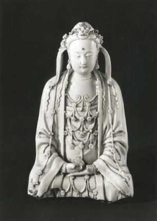 Sitzender Bodhisatta. Porzellan; Höhe 28,5 cm. China, 1. Hälfte 14. Jahrhundert