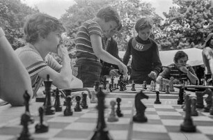 Schachspielende Kinder im Freizeitpark Plänterwald, 1974 SW-Foto © Kurt Schwarz.