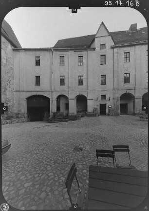 Kohren-Sahlis-Gnandstein. Burg Gnandstein (Baubeginn A. 13. Jh.). Südflügel. Ansicht über den Großen Burghof