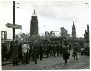 Straßenszene in der zerstörten Stadt Dresden