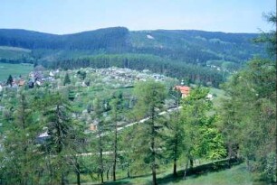 Blick vom Kriegerdenkmal in Richtung Friedhof und Friedhofskirche