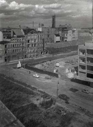 210° Panorama, Bild 2 von 10. Blick von der Sektorengrenze Zimmerstraße über die Baustelle Axel-Springer-Verlagshaus bis Richtung Baustelle GSW-Hochhaus. Berlin-Kreuzberg, Rudi-Dutschke-Straße