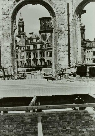 Ruinen von Zwinger und Residenzschloss : Dresden, Blick durch die Ruine des Glockenspielpavillons des Zwingers auf die Schlossruine und den Turm der Hofkirche von Südwesten