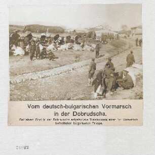 Vom deutsch-bulgarischen Vormarsch in der Dobrudscha. Bei einem Dorf in der Dobrudscha aufgefahrene Trainkolonne einer im Vormarsch befindlichen bulgarischen Truppe