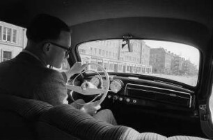 Ein junger Mann am Steuer eines Autos