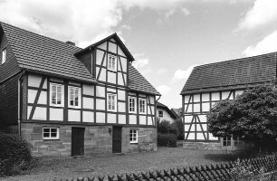 Wohnhaus und Scheune (Hofreite, Sandsteinquadermauerwerk, Fachwerk); Frankenberg, Am Goldbach 2