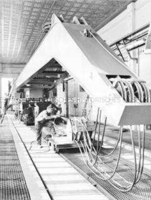 Mitarbeiter des VEB Schwermaschinenbau S. M. Kirow Leipzig bei Farbauftrag auf den Eisenbahndrehkran in der Spritzhalle