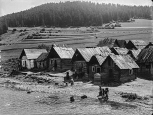 Siedlung : Holzhütten am Fluss
