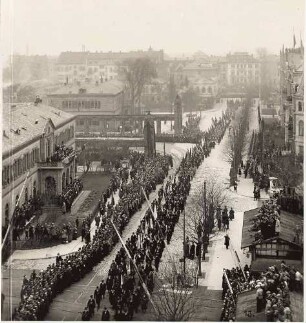 Die Beisetzung des Reichspräsidenten Ebert in Heidelberg am 5. März 1925 (Vorbeimarsch vor dem Sarg)