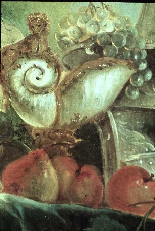 Stilleben mit Weinflaschen in einem Flaschenkühler, Früchten, Gläsern und einem Nautiluspokal