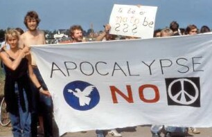 Demonstranten mit Banner: Apocalypse NO, Friedensdemo in Mutlangen